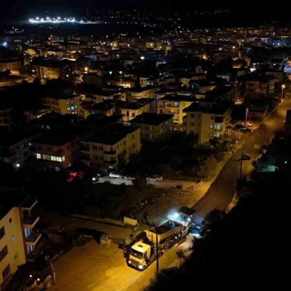 Bodrum Belediyesi ekiplerinin Mumcular Mahallesi'nde yol tamir çalışması yaptığı görüntü-1