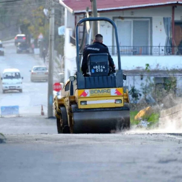 Bodrum Belediyesi ekiplerinin Mumcular Mahallesi'nde yol tamir çalışması yaptığı görüntü-3