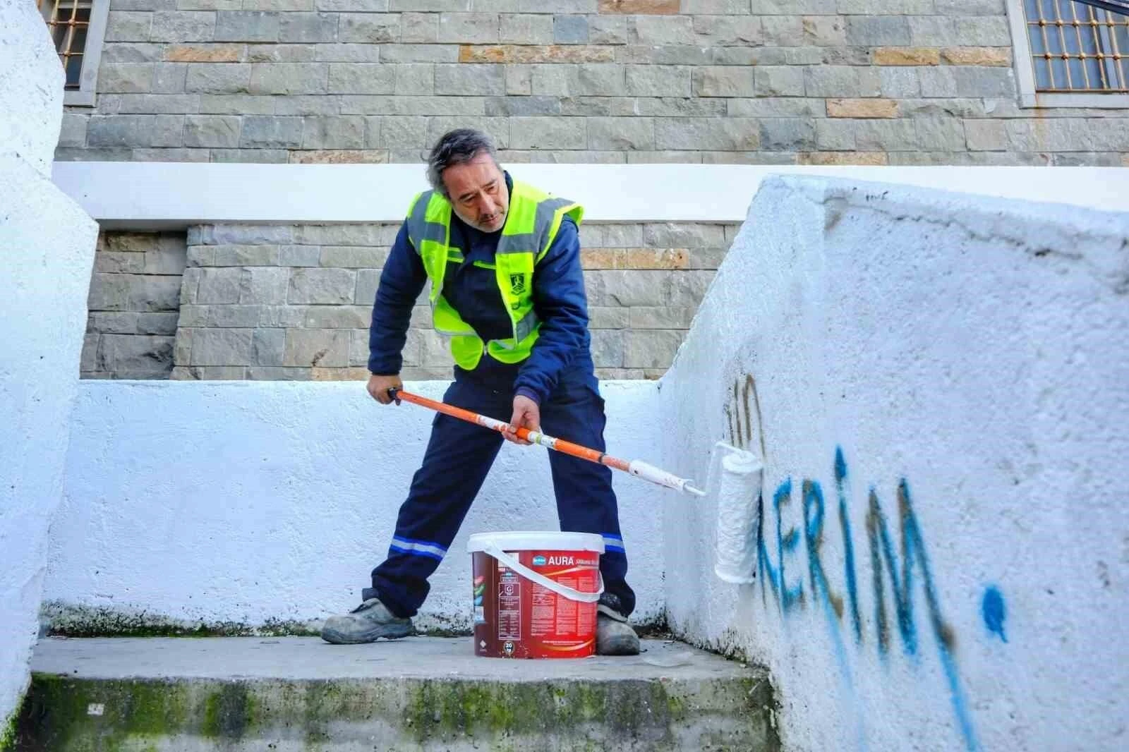 Bodrum Belediyesi, Görüntü Kirliliğini Temizlemek İçin Duvar Yazıları ve Çizimlerini Boyuyor