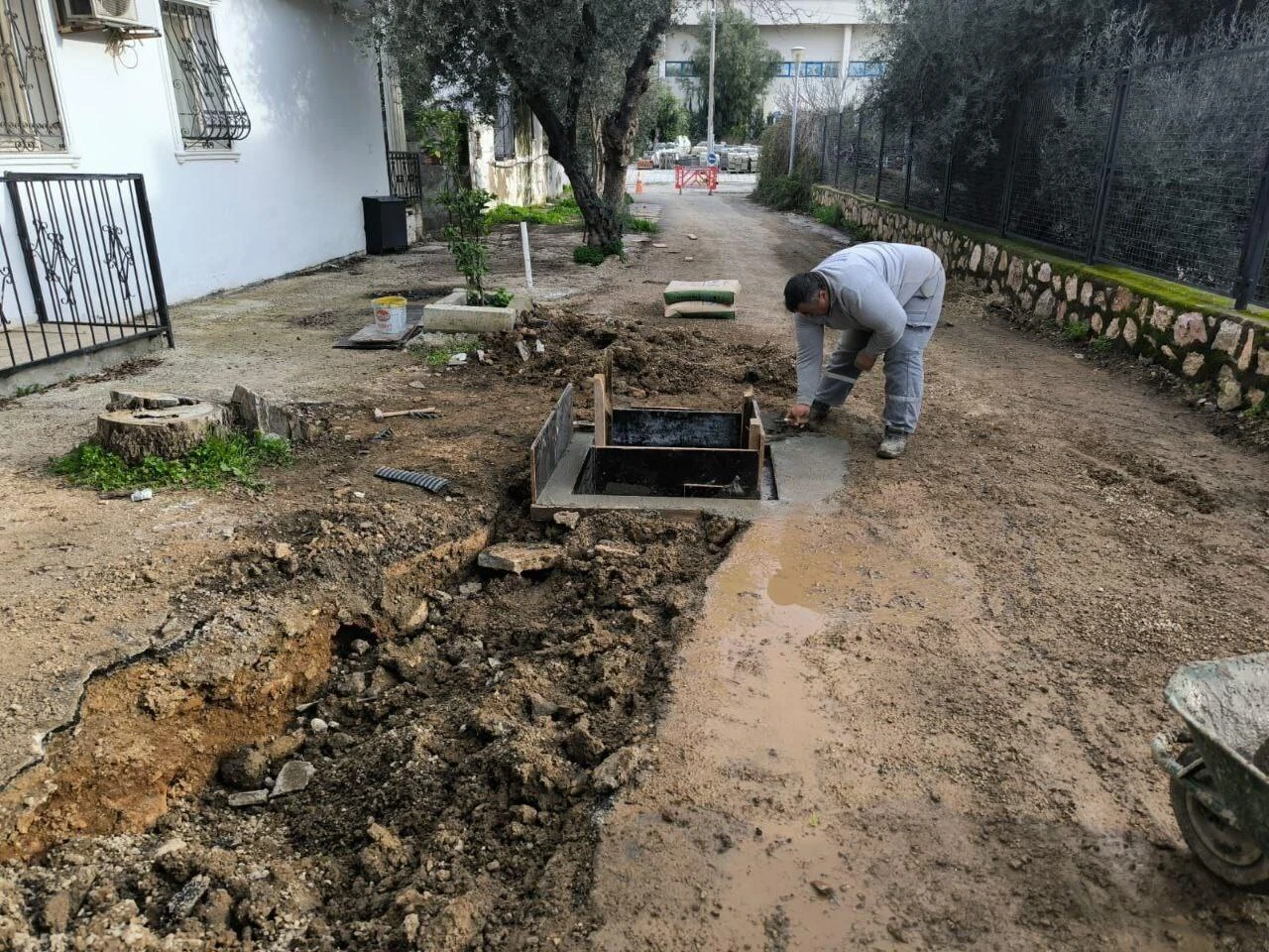 Bodrum Belediyesi, Yağışlarla Mücadele Kapsamında Yağmur Suyu Drenaj Hattı ve Mazgal İmalatlarına Devam Ediyor