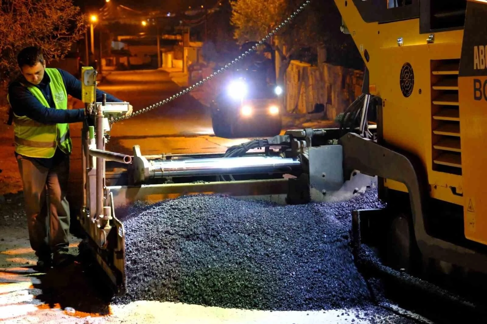 Bodrum Belediyesi, Yol Bakım ve Onarım Çalışmaları ile Mumcular Mahallesinde 200 Metre Sıcak Asfalt Uygulama