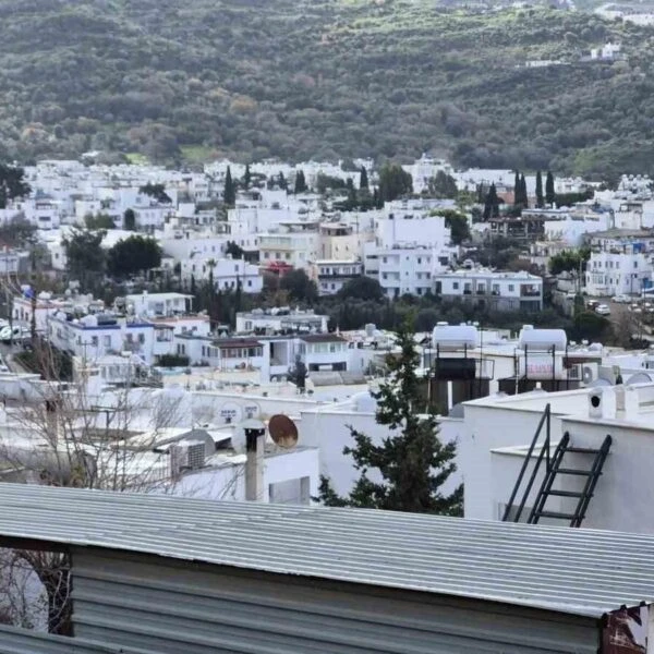 Bodrum'da yaşanan su kesintilerine tepki gösteren vatandaşlar-1