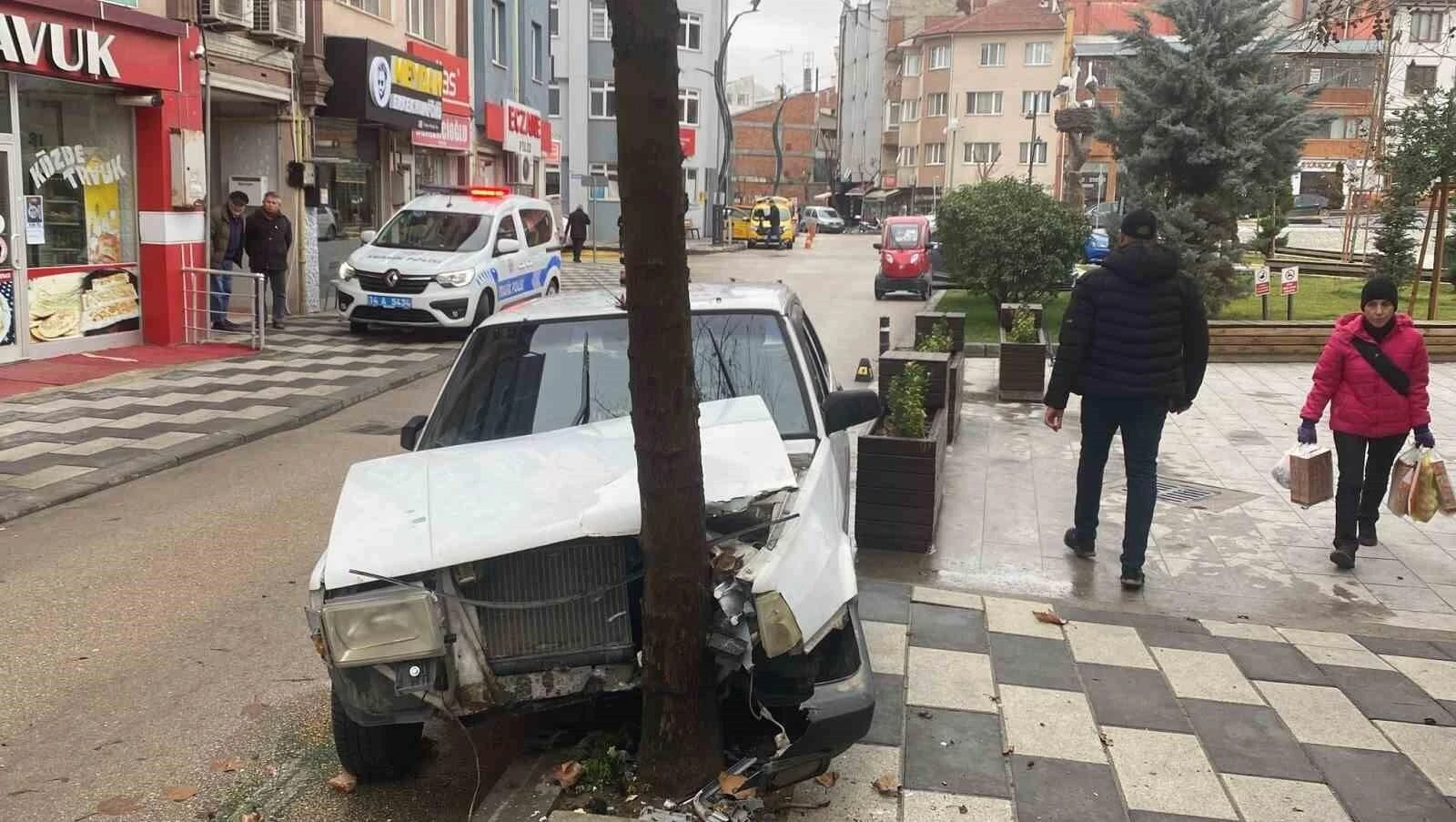 Bolu’da Köpeğe Manevra Yapan Otomobil Ağaca Çarpıp Maddi Hasar Yaşattı