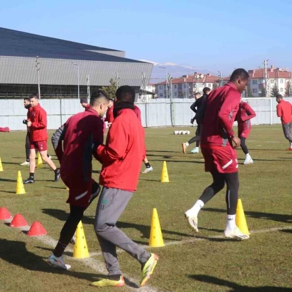 Boluspor futbolcularının antrenman sahnesi-1