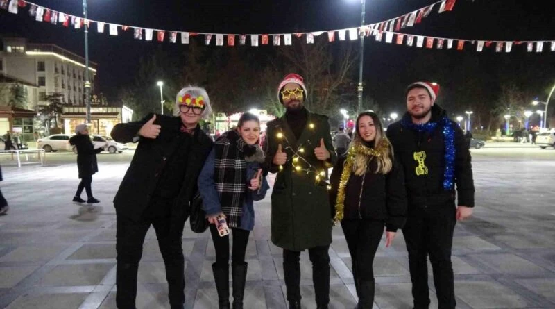 Burdur'da Cumhuriyet Meydanı, Yılbaşı Coşkusuyle Doldu 1