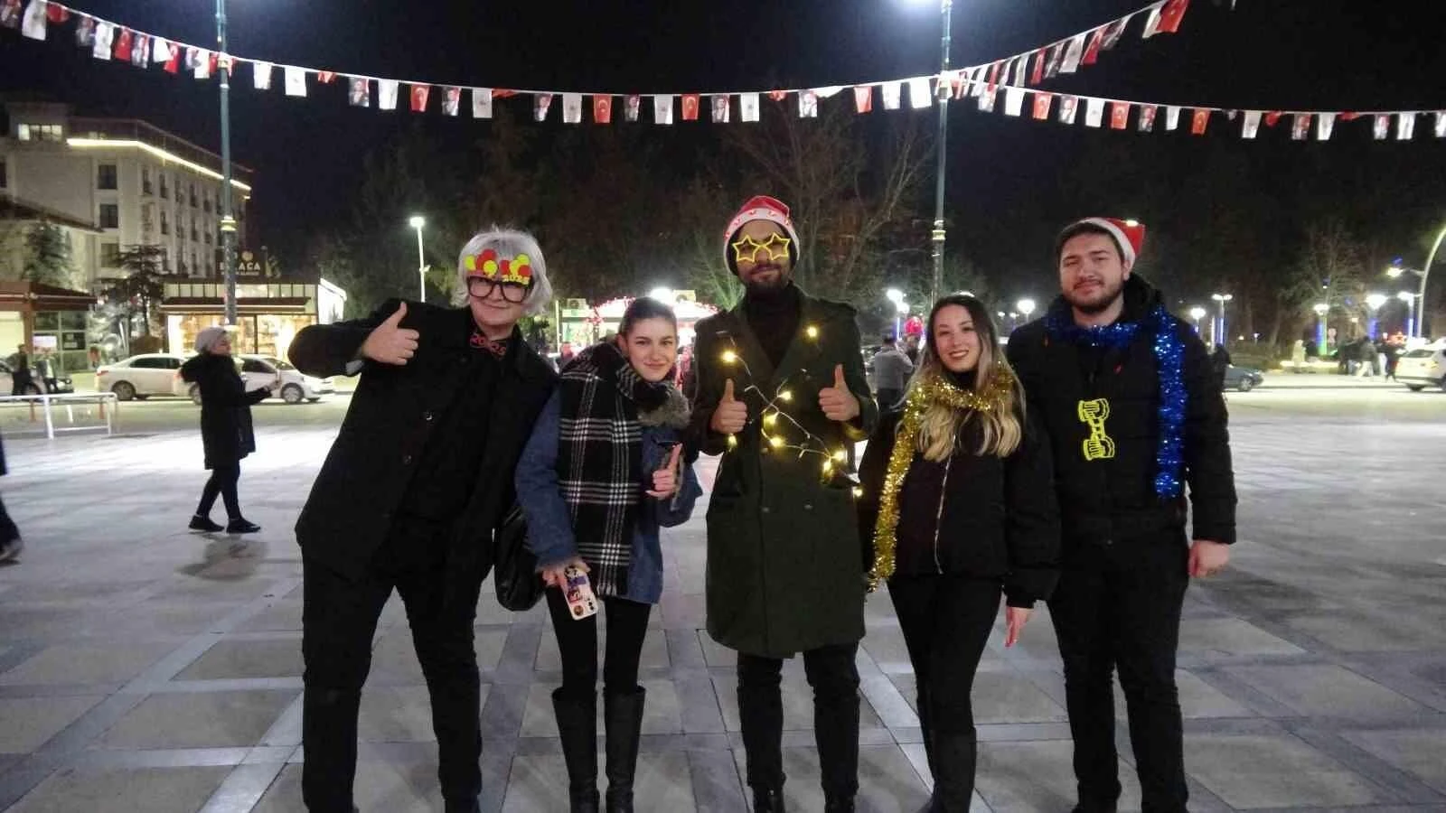 Burdur’da Cumhuriyet Meydanı, Yılbaşı Coşkusuyle Doldu