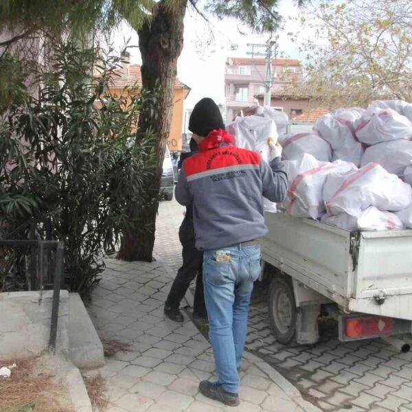 Burhaniye Belediyesi'nin yardımlarından faydalanan ihtiyaç sahipleri.-3