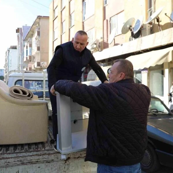 Burhaniye Belediyesi tarafından düzenlenen sosyal yardım etkinliği.-2