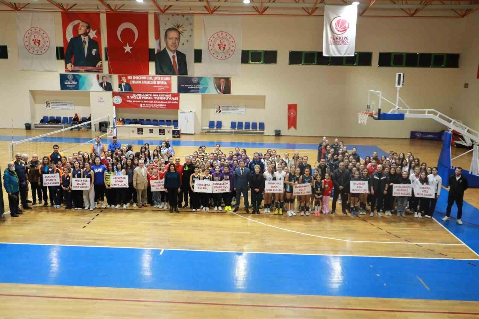 Burhaniye’de Midi ve Yıldız Kızlar Voleybol Turnuvası Başladı