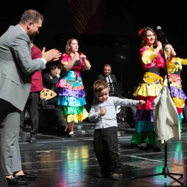 Bursa Büyükşehir Belediyesi Çalgıcı Mektebi Roman Orkestrası'nın 15. yıl dönümü konserinde sahne-1