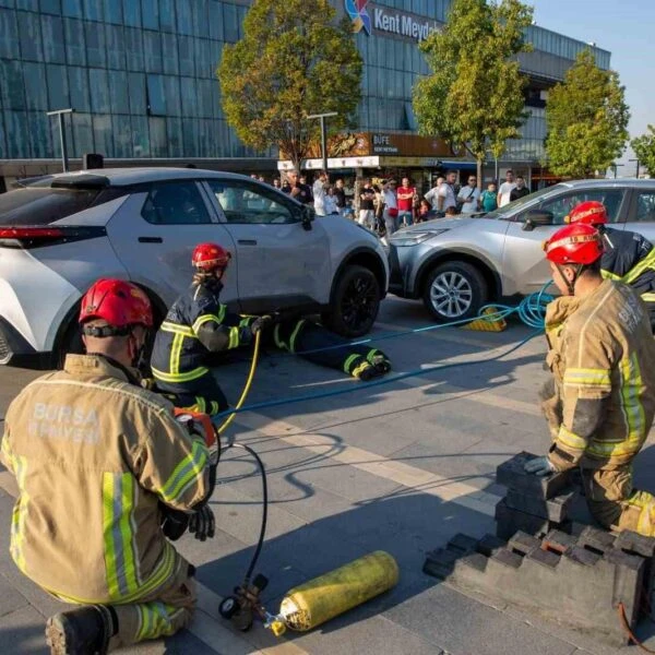 Bursa'da itfaiye ekipleri bir yangına müdahale ediyor-3