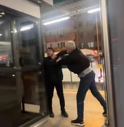 Bursa'da Metro İstasyonunda Omuz Atma Meselesi Yüzünden Kavga 1