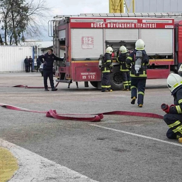 Bursa İtfaiye ekibinin yangında bir aileyi kurtardığı an-3