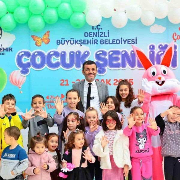 Büyükşehir Belediye Başkanı Bülent Nuri Çavuşoğlu çocuklarla-2