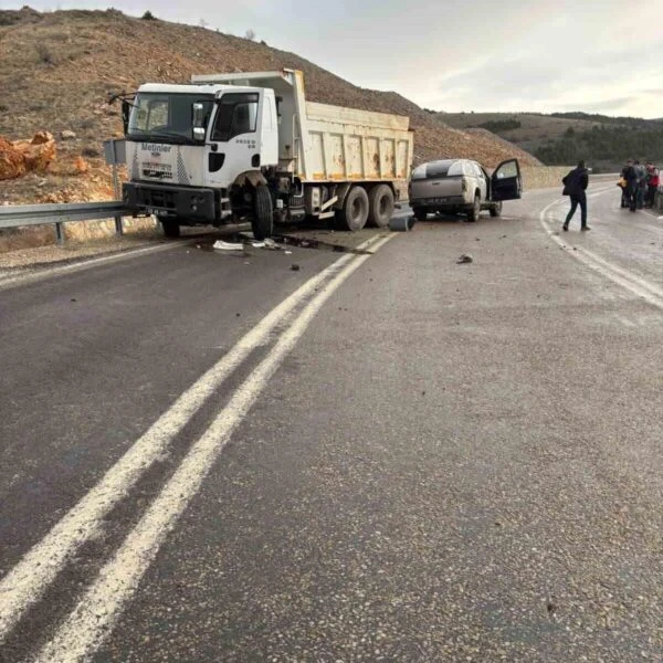 Buzlu yolda meydana gelen trafik kazası sonrası hasarlı araçlar