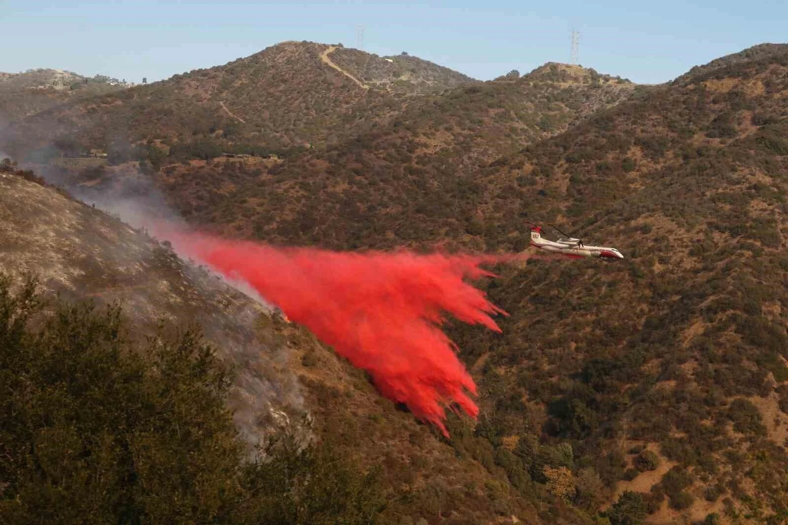 California Orman Yangınları: Mahkumlar ve Ünlüler Yardımcı Olurken Trump’a Ziyaret Davet