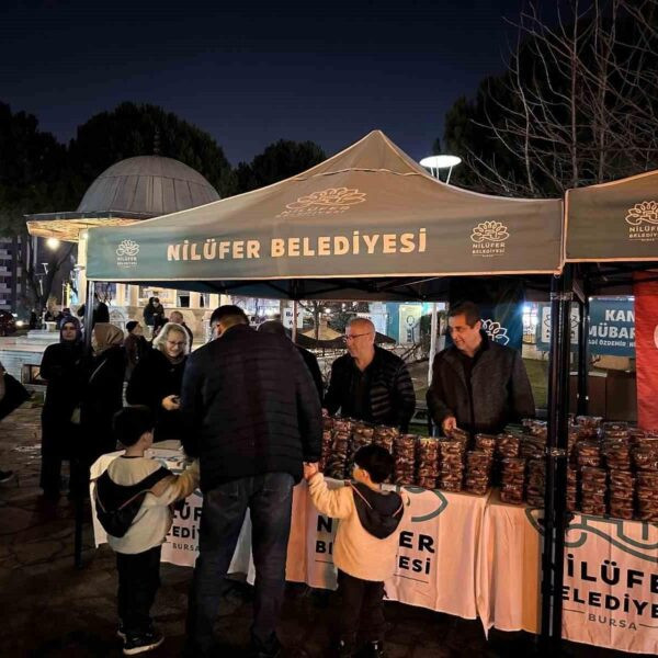 Camide vatandaşlara simidi ikram eden Nilüfer Belediyesi yetkilileri-4