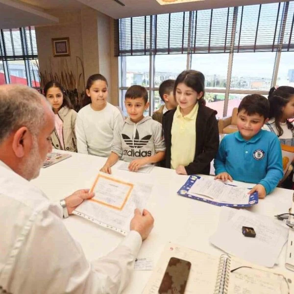 Canik Belediye Başkanı İbrahim Sandıkçı öğrencilerle karne hediyesi veriyor.-1