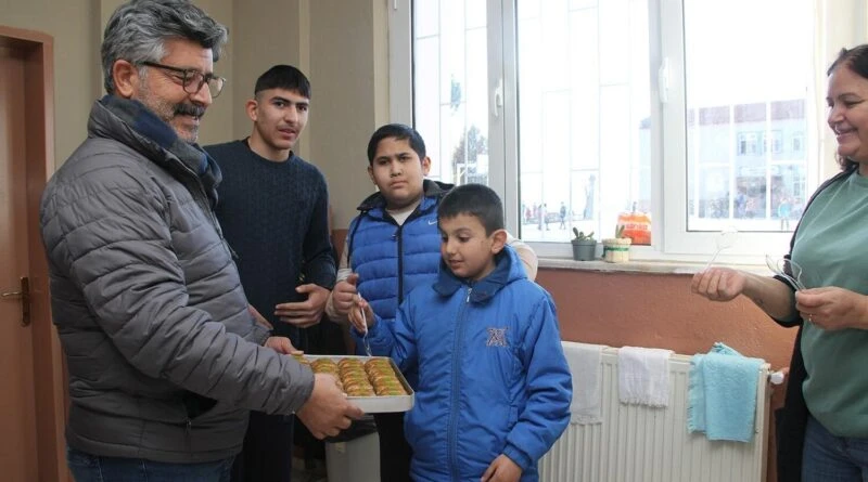 Cemar Mermer ve Traverten Genel Müdürü Yusuf Yalçın, Mehmet ve Hüseyin Tosun Ortaokulu Özel Eğitim Sınıfı Öğrencilerini Ziyaret Etti 1