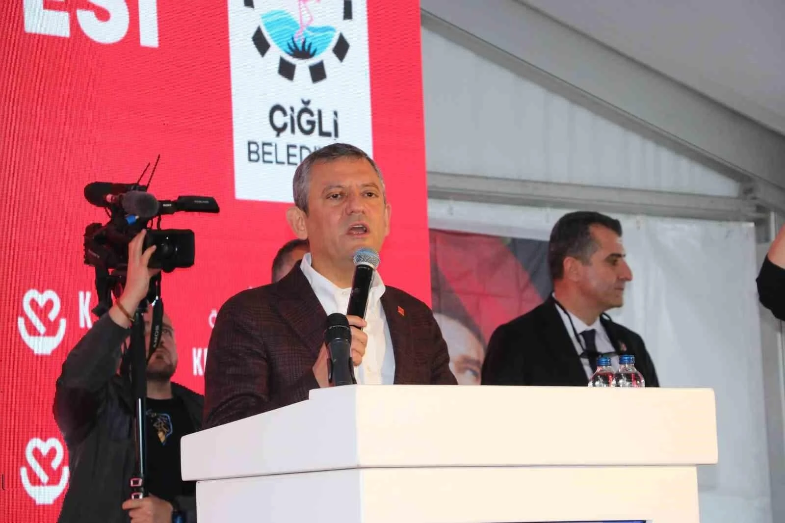 CHP Genel Başkanı Özgür Özel Çiğli’de Kent Lokantası Açılışı Yapıp Erdoğan’a Eleştiri Getirdi