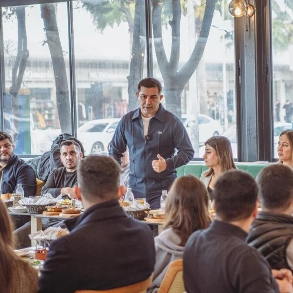 CHP Kuşadası Gençlik Kolları kahvaltısında partili gençler-3