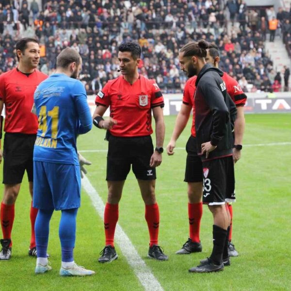 Çimentaş Elazığspor'un Belediye Derincespor'u 1-0 mağlup ettiği maç anı.-1