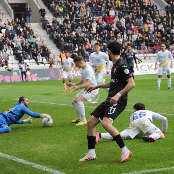 Çimentaş Elazığspor'un Belediye Derincespor'u 1-0 mağlup ettiği maç anı.-3