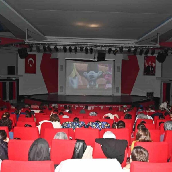 Çocuklar film izliyor-3