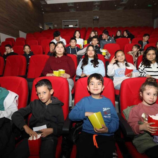 Çocuklar sinema salonunda filmini izliyor.-1