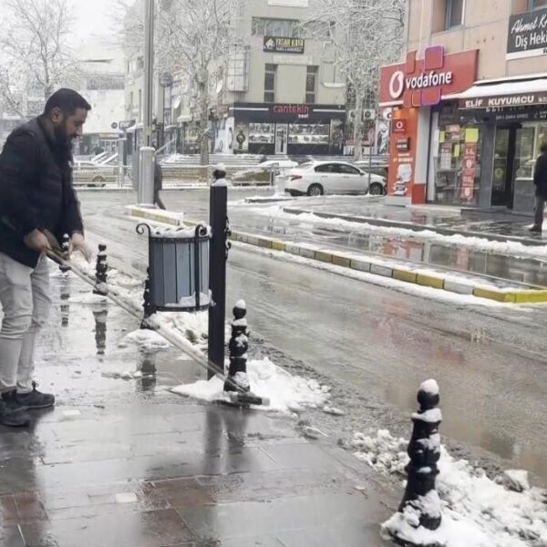 Çocukların kar topu oynadıkları bir sahne-1