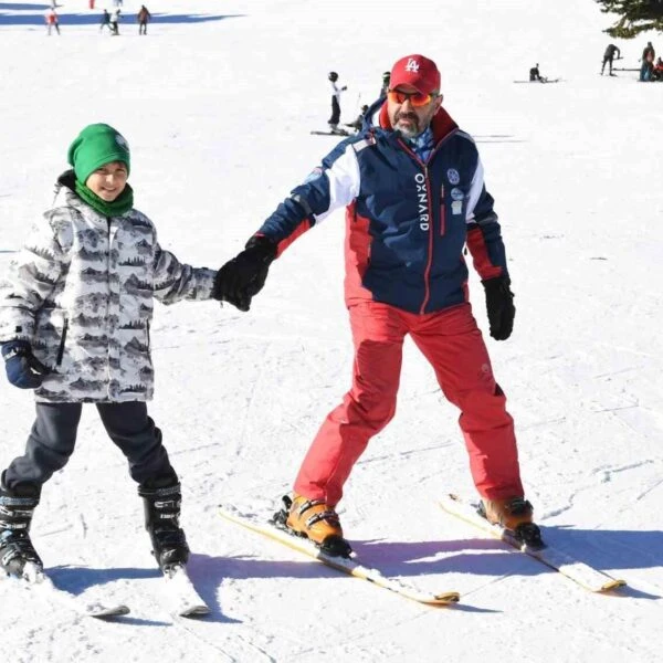 Çocukların Uludağ'da kayak yaparken mutlu yüzleri.-1