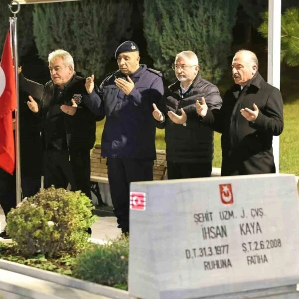 Çorum Valisi Ali Çalgan ve Belediye Başkanı Dr. Halil İbrahim Aşgın şehit aileleriyle birlikte Çorum Şehitliği'nde-1