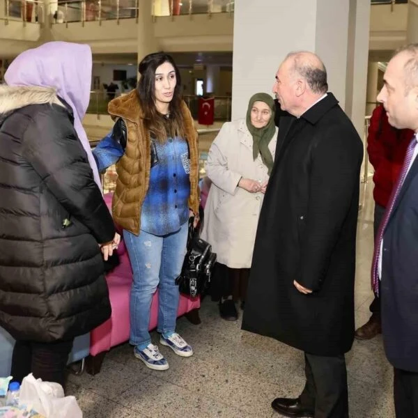 Çorum Valisi Ali Çalgan, yaralı polis memurunu ziyaret ediyor.-1