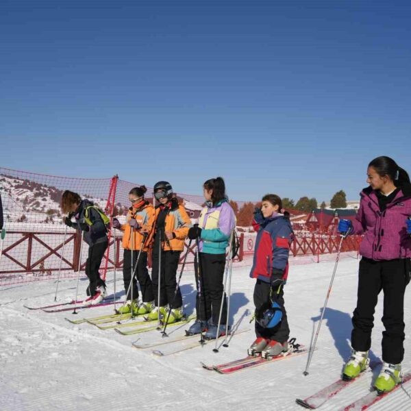 Dağ kayağı sporcuları Ergan Dağı'nda antrenman yapıyor.-1