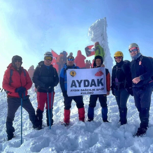 Dağcılar Türk bayraklarını Honaz Dağı'nın zirvesine diken anıt tırmanışı yapıyor-2