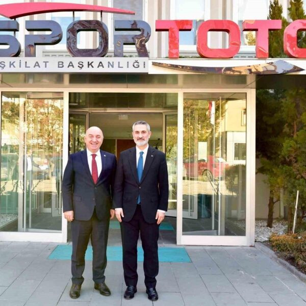 Darıca Belediye Başkanı Muzaffer Bıyık, Spor Toto Teşkilat Başkanlığından gelen protokolü imzalıyor.-1