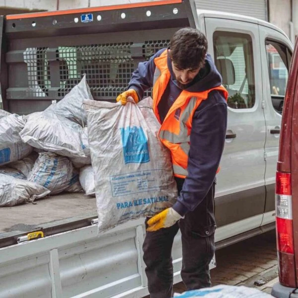 Davutlar Mahallesi'ndeki  ihtiyaç sahipleri yakacak yardımı aldıkları için mutlu görünüyor-2