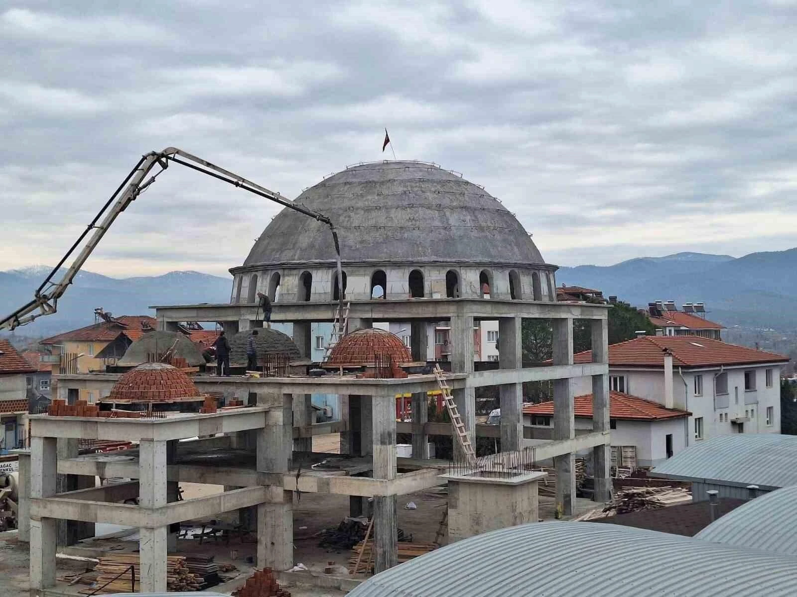 Denizli Beyağaç’ta Çarşı Camii’nin Kubbe Kaplaması Başladı