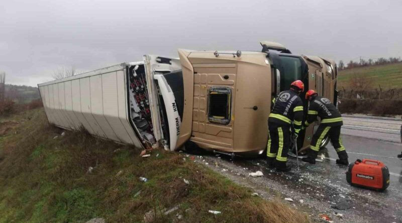 Denizli Buldan'da Yağmur Sonrası Kaygan Yolda Tır Devrildi, Sürücü Yaralı 1