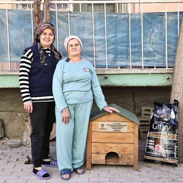 Denizli Büyükşehir Belediye Başkanı Bülent Nuri Çavuşoğlu, sokak hayvanları için mama ve kedi evi sağlıyor.-3