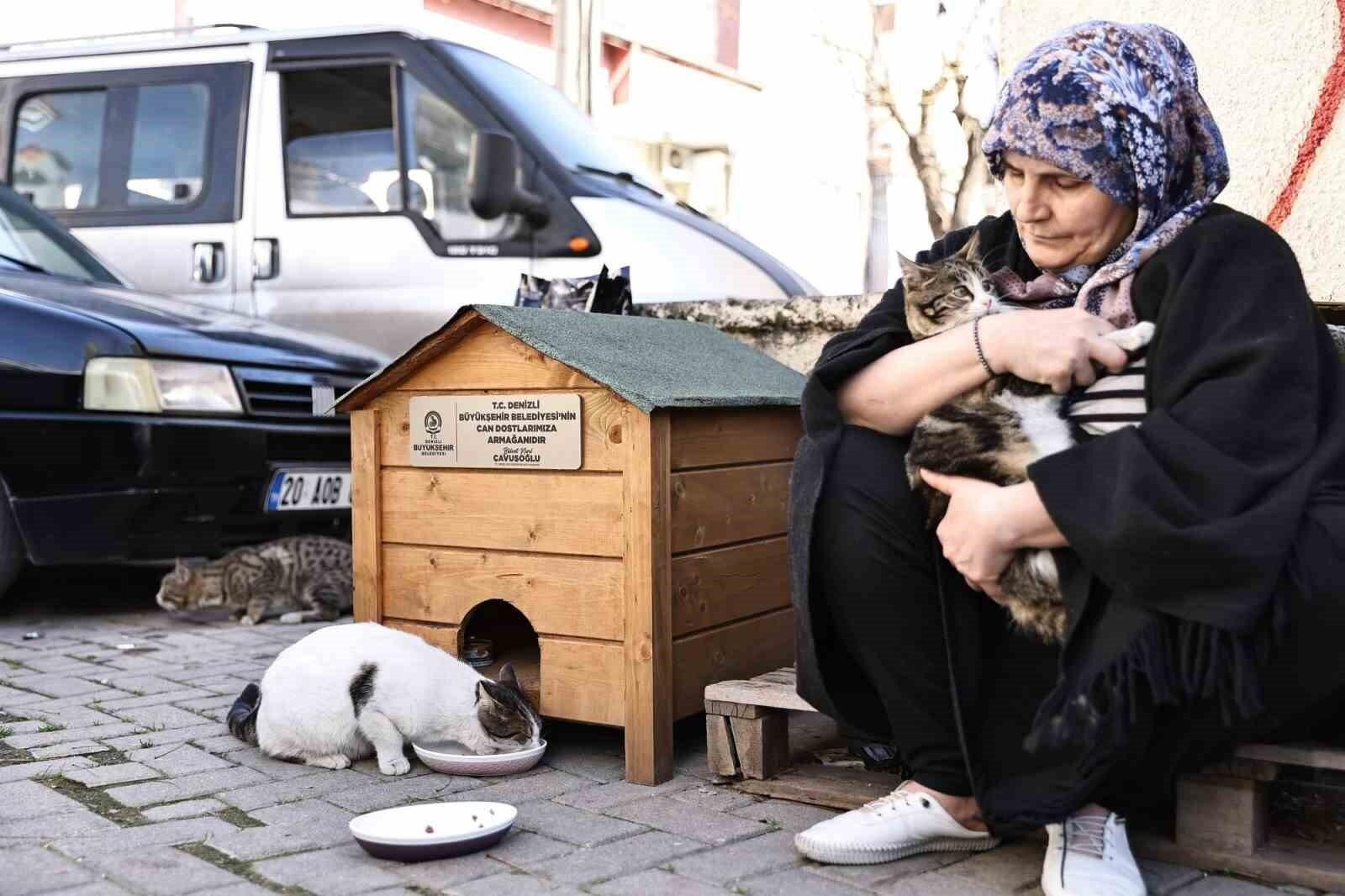 Denizli Büyükşehir Belediye Başkanı Bülent Nuri Çavuşoğlu, Sokak Hayvanları İçin Mama ve Kedi Evi Talebine Hızlı Yanıt Verdi