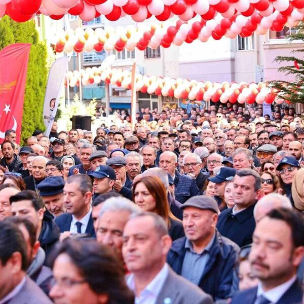 Denizli Büyükşehir Belediyesi Başkan Bülent Nuri Çavuşoğlu, Emekli Evim'in açılış kurdelesini kesiyor.-1