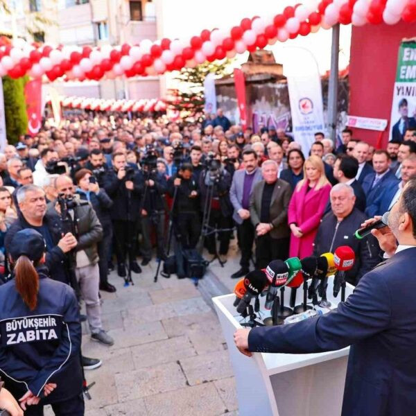 Denizli Büyükşehir Belediyesi Başkan Bülent Nuri Çavuşoğlu, Emekli Evim'in açılış kurdelesini kesiyor.-3