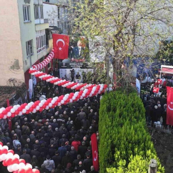 Denizli Büyükşehir Belediyesi Başkan Bülent Nuri Çavuşoğlu, Emekli Evim'in açılış kurdelesini kesiyor.-7