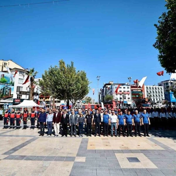 Denizli Büyükşehir Belediyesi İtfaiyesi'nin 97 aracı ve 505 personeliyle vatandaşların can ve malını korumaya çalıştığı bir görüntü.-3