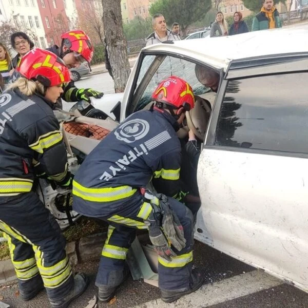 Denizli Büyükşehir Belediyesi İtfaiyesi'nin yangınlara müdahale ettiği bir sahne.-1