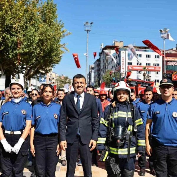 Denizli Büyükşehir Belediyesi İtfaiyesi'nin yangınlara müdahale ettiği bir sahne.-4