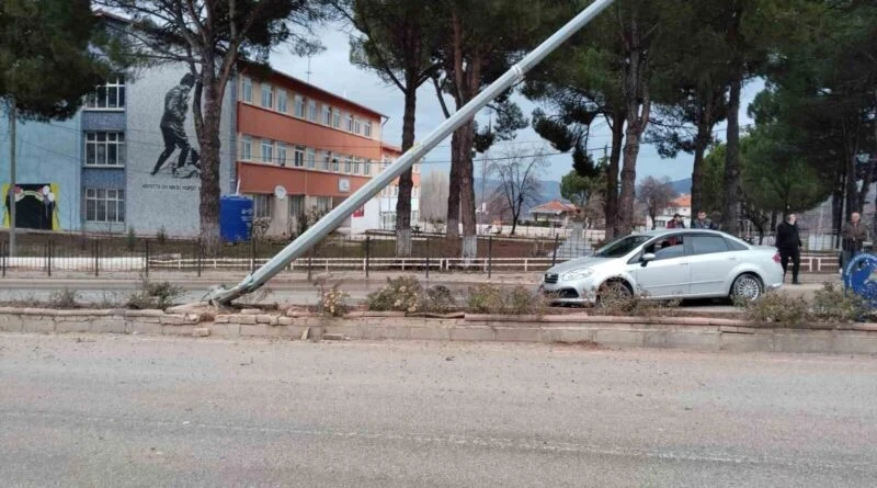 Denizli Çal'da Kontrolü Kaybeden Otomobil Refüjdeki Direğe Çarparak Durabildi 1