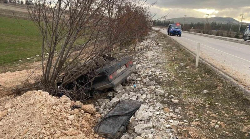 Denizli Çal'da Kontrolü Kaybeden Otomobil Şarampole Uçtu 1