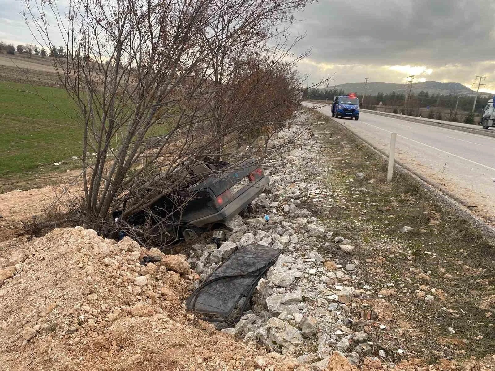 Denizli Çal’da Kontrolü Kaybeden Otomobil Şarampole Uçtu